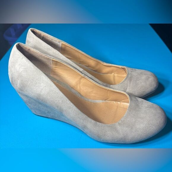 CL by Laundry Women's Suede Wedge Slip on Dress Pumps Shoes Taupe Womens Size 10 - Picture 2 of 10